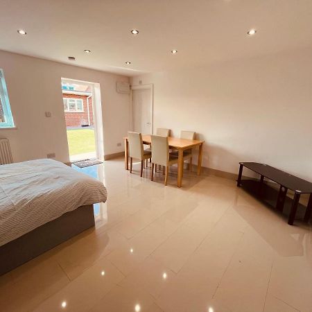 Large Studio Flat B Near Heathrow Hillingdon Exterior foto