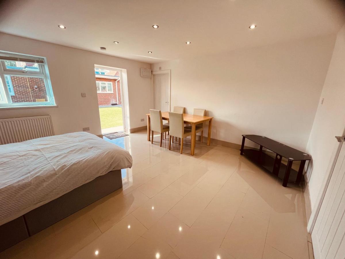 Large Studio Flat B Near Heathrow Hillingdon Exterior foto